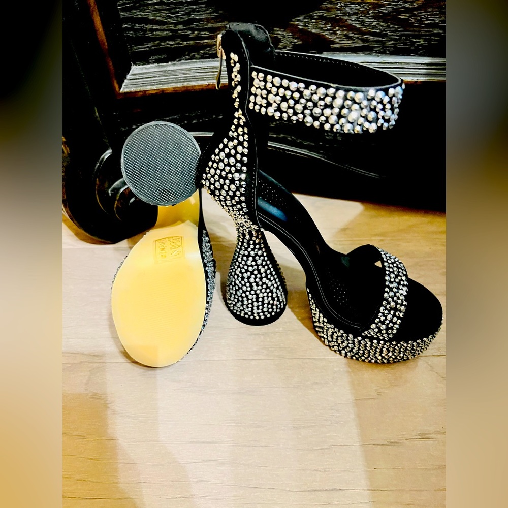 Black Studded Platform Heels. Size 8. Heel height 6 1/2’’. NWT. Original box - Picture 4 of 9